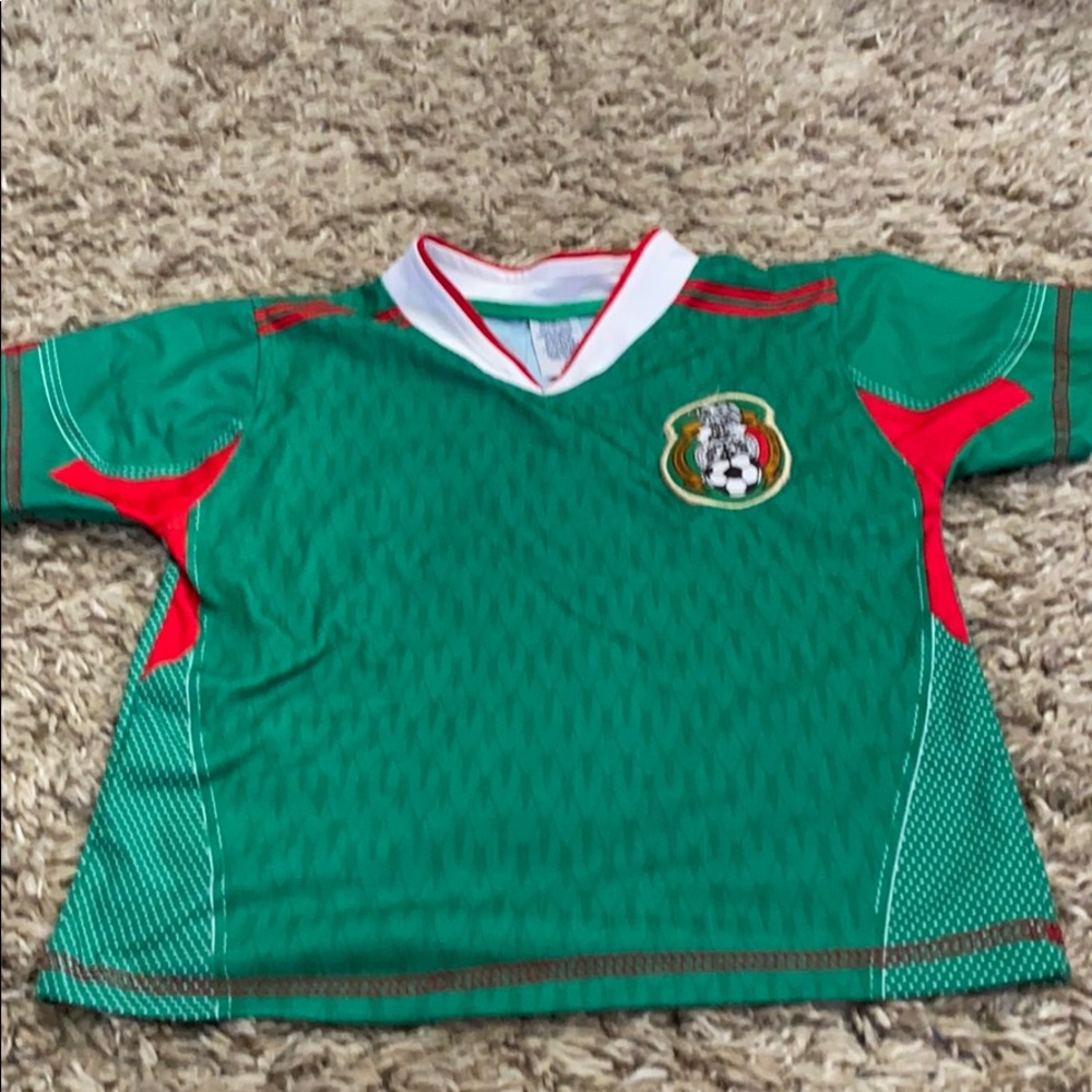 Girls Mexico replica soccer top about size 7/8